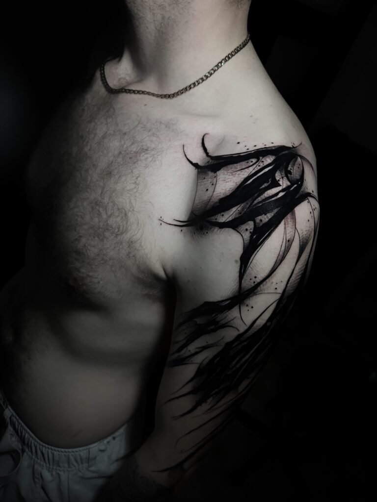 Tatuaje alas de murciélago en hombro