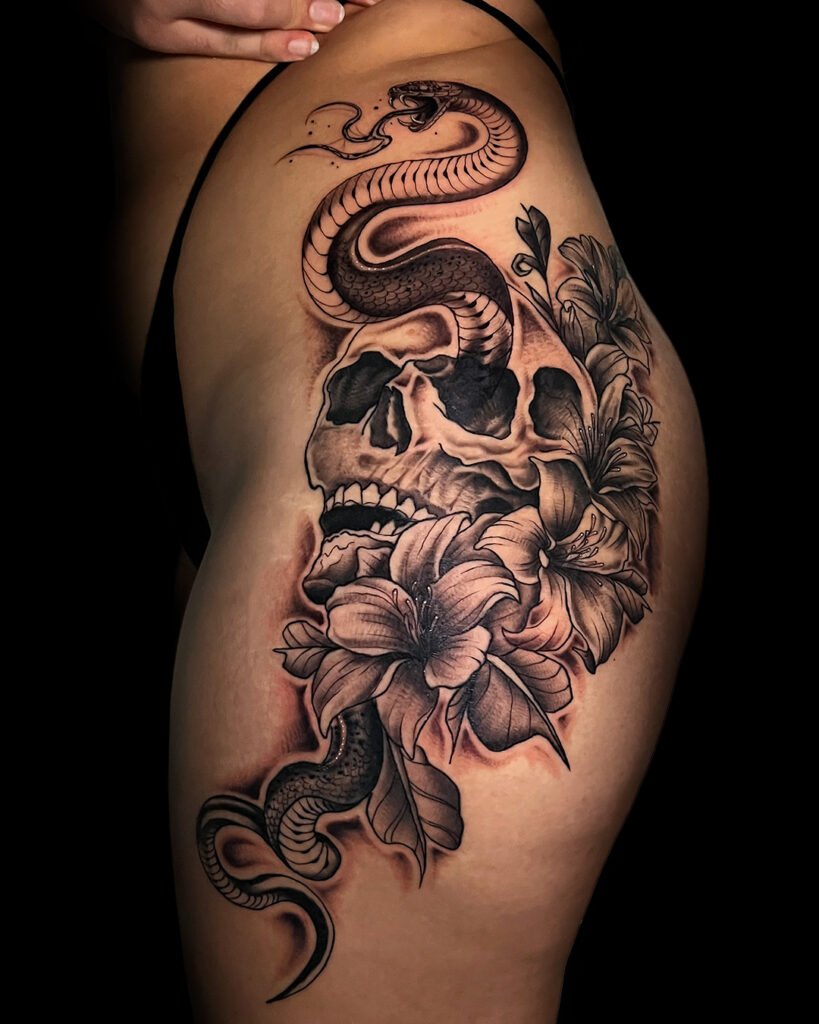 Tatuaje calavera y serpiente en cadera