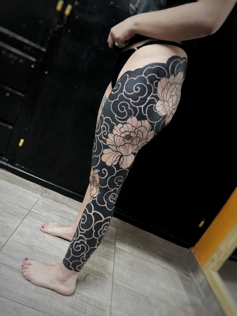 Tatuaje floral en pierna